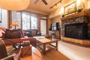 Condo, varias camas (2101 Timberline Lodge, Trappeur's Cro) | Sala de estar | Televisión y chimenea 