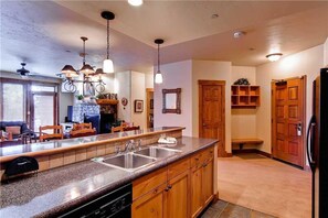 Apartment, Mehrere Betten (2101 Timberline Lodge, Trappeur's Cro) | Eigene Küche | Kühlschrank, Mikrowelle, Ofen, Herdplatte