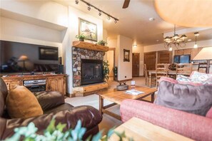 Condo, varias camas (2101 Timberline Lodge, Trappeur's Cro) | Sala de estar | Televisión y chimenea 