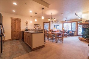 Apartment, Mehrere Betten (2101 Timberline Lodge, Trappeur's Cro) | Eigene Küche | Kühlschrank, Mikrowelle, Ofen, Herdplatte