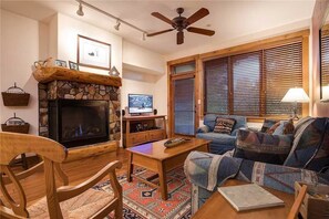 Apartment, Mehrere Betten (2102 Timberline Lodge, Trappeur's Cro) | Wohnbereich | Fernseher, Kamin