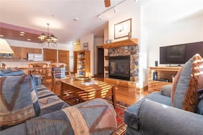 Apartment, Mehrere Betten (2102 Timberline Lodge, Trappeur's Cro) | Wohnzimmer | Fernseher, Kamin