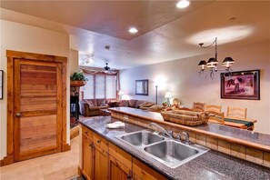 Apartment, Mehrere Betten (2103 Timberline Lodge, Trappeur's Cro) | Eigene Küche | Kühlschrank, Mikrowelle, Ofen, Herdplatte