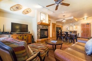 Appart'hôtel, plusieurs lits (2106 Timberline Lodge, Trappeur's Cro) | Salle de séjour | Télévision, cheminée
