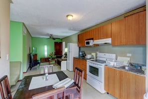 Appartement Confort, 2 chambres | Coin séjour | Télévision à écran plat