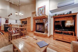 Apartment, Mehrere Betten (2305 Timberline Lodge, Trappeur's Cro) | Wohnbereich | Fernseher, Kamin