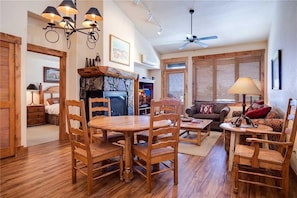 公寓客房, 多張床 (2305 Timberline Lodge, Trappeur's Cro) | 客廳 | 電視、壁爐