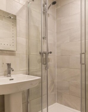 Chambre Double Standard, 1 lit double | Salle de bain | Articles de toilette gratuits, sĂšche-cheveux, serviettes fournies, savon