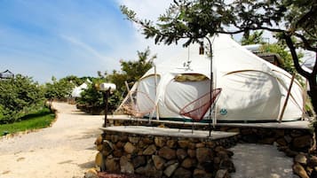 Tienda de campaña, 1 cama Queen size, vista a la montaña | Baño | Regadera y toallas