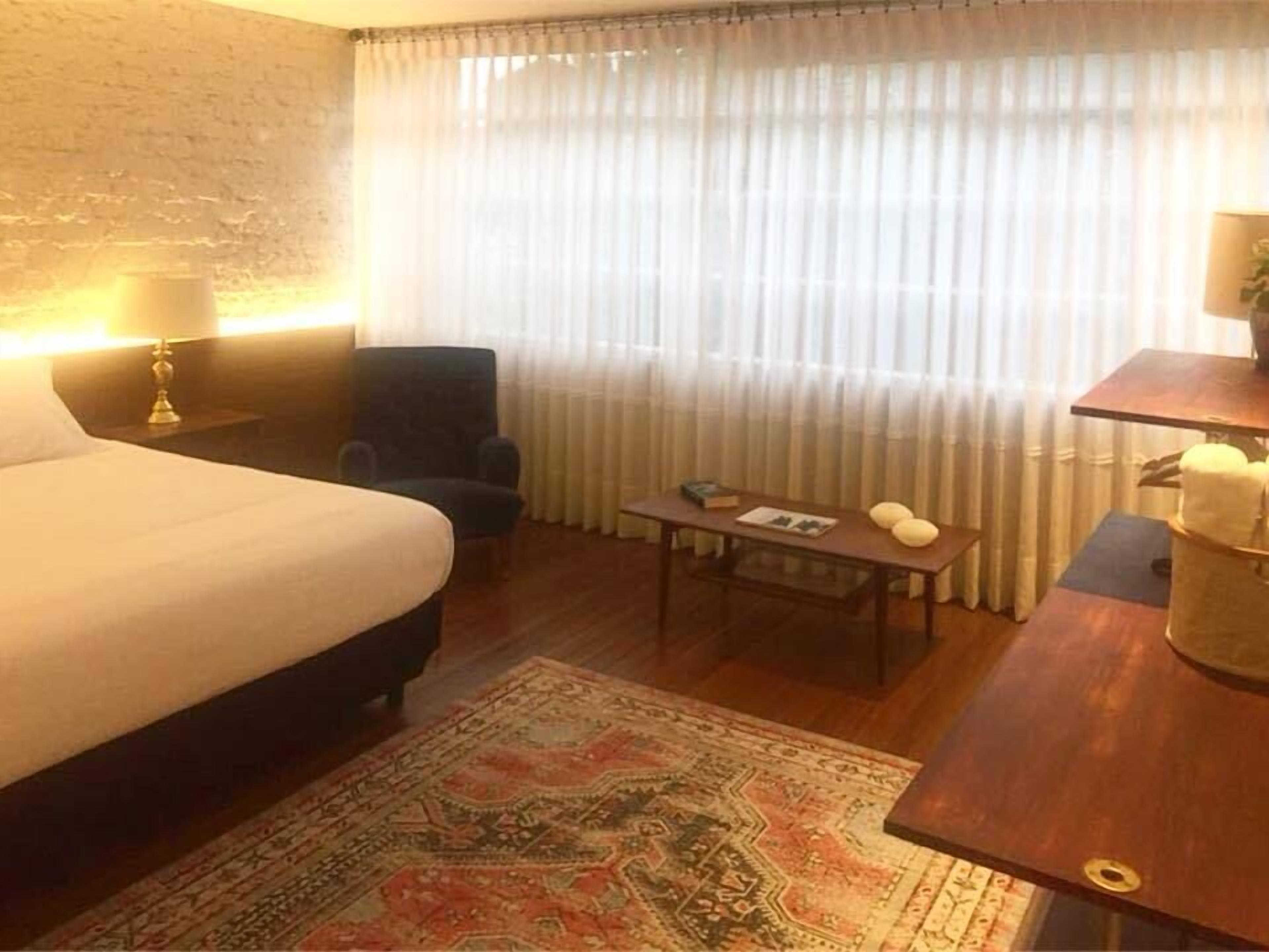 soundproofing, free wifi