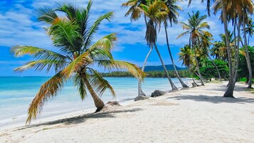 Perto da praia, areia branca, toalhas de praia, massagens na praia 