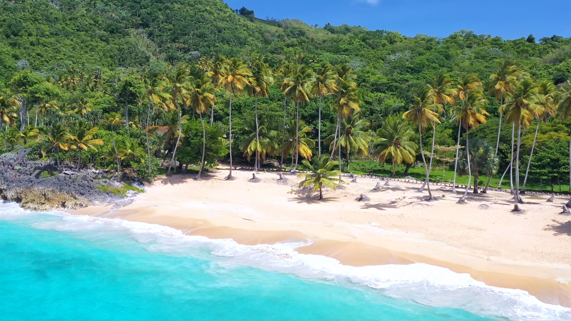 In Strandnähe, weißer Sandstrand, Strandtücher, Massagen am Strand