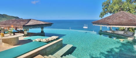 Piscine extérieure, piscine à débordement, chaises longues
