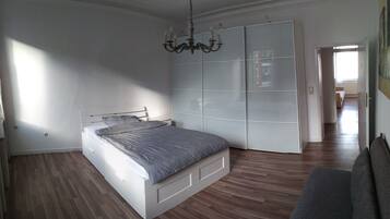 2 bedrooms, iron/ironing board, cots/infant beds, free WiFi