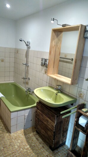 Design-Haus, 1 Doppelbett, zum Garten hin | Badezimmer | Duschwanne, kostenlose Toilettenartikel, Haartrockner, Handtücher