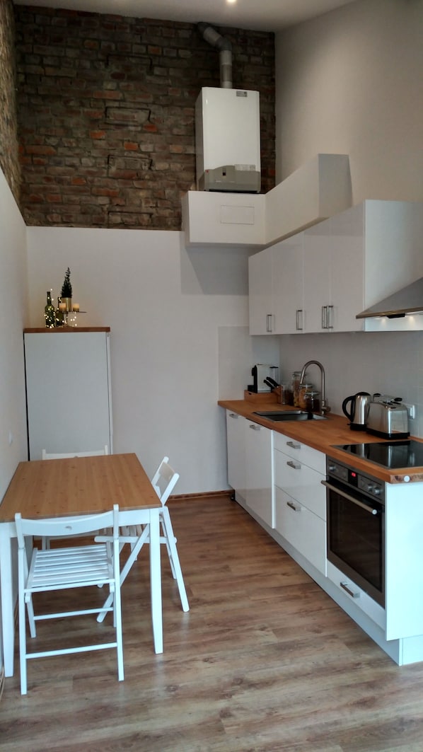 Casa de diseñador, 1 cama matrimonial, en el área del jardín | Cocineta privada | Refrigerador, horno, parrilla de estufa y lavavajillas 