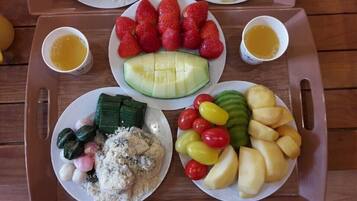 Un plat amb plats de fruites, verdures i un postre.