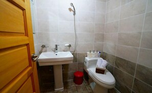 Douche, articles de toilette gratuits, serviettes fournies