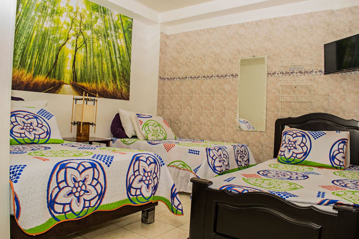 Quarto triplo básico | Cofres nos quartos, quartos à prova de som