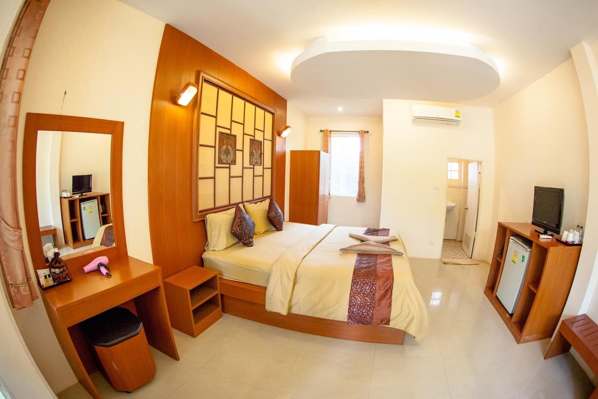 Deluxe Room | Desk, rollaway beds (surcharge), WiFi (free)