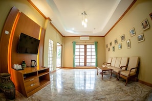 Family Suite | Living area | TV - Phuphet Resort (Pak Chong)