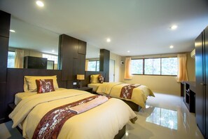 Desk, rollaway beds, free WiFi