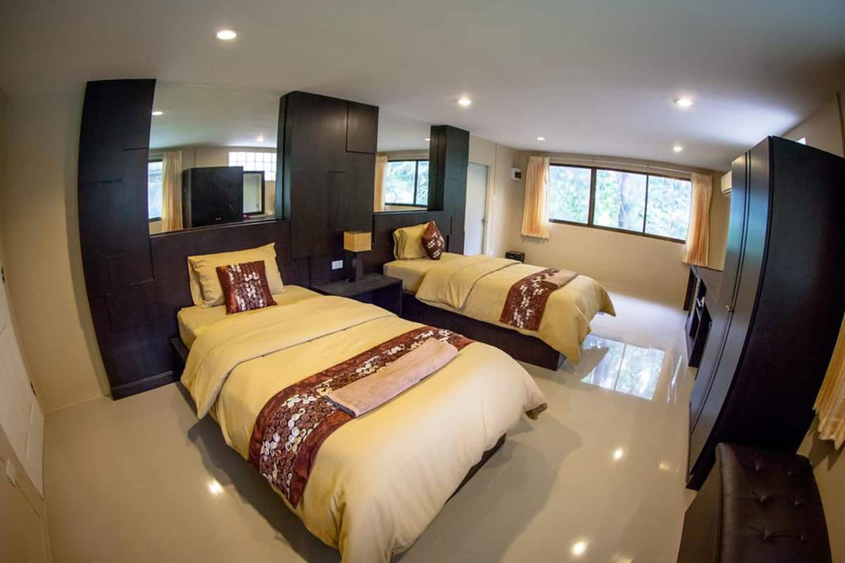 Family Suite | Desk, rollaway beds, free WiFi