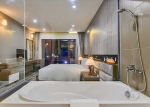 Luxury Villa, Partial Ocean View | Bathroom | Deep-soaking bathtub, rainfall showerhead, free toiletries, hair dryer - Manli Resort Quang Binh (Dong Hoi)