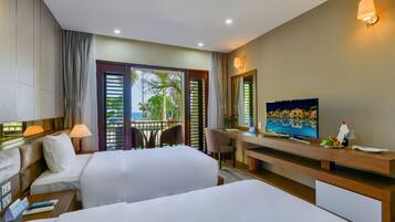 Luxury-Villa, eingeschränkter Meerblick | Betten mit Memory-Foam-Matratzen, Minibar, Zimmersafe, Schreibtisch