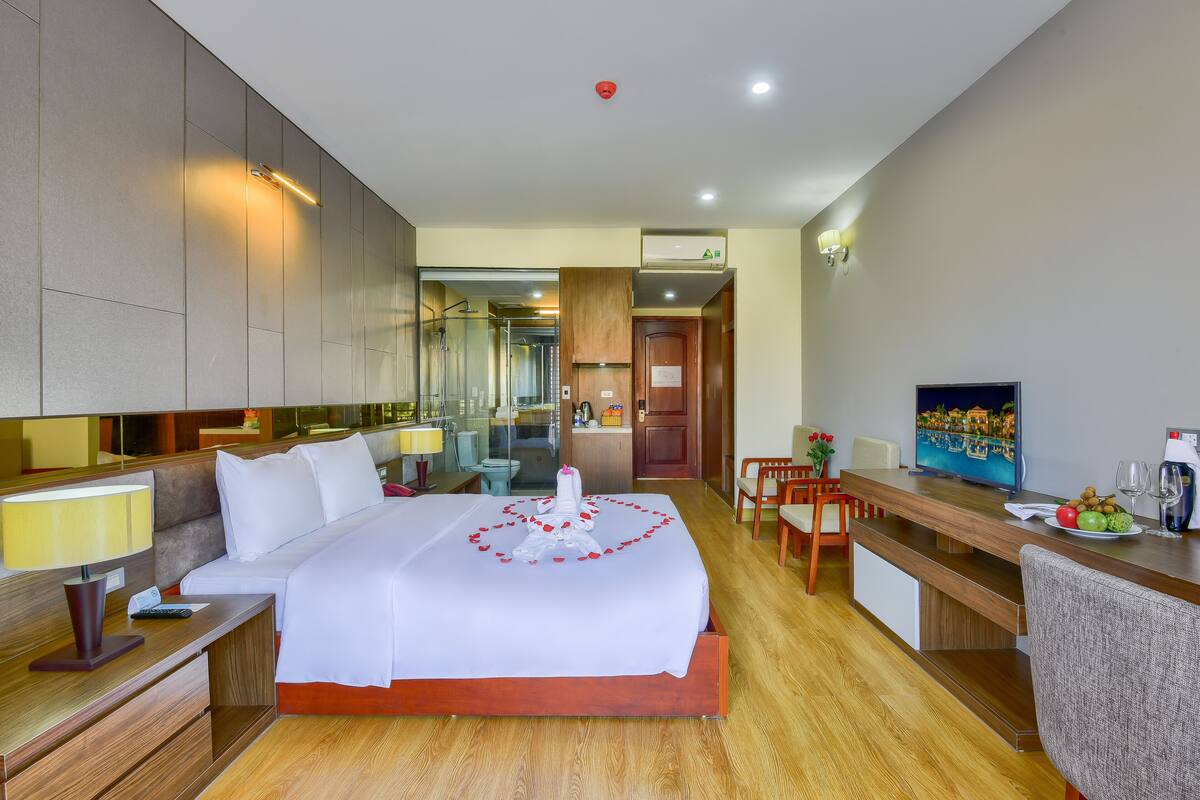 Nệm cao su hoạt tính (memory foam), minibar, két bảo mật tại phòng, bàn 