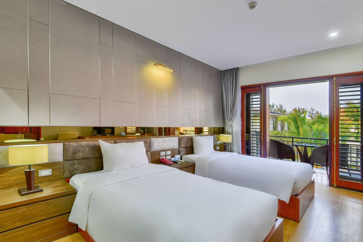 Phòng đơn Deluxe, quang cảnh hồ bơi | Nệm cao su hoạt tính (memory foam), minibar, két bảo mật tại phòng, bàn 