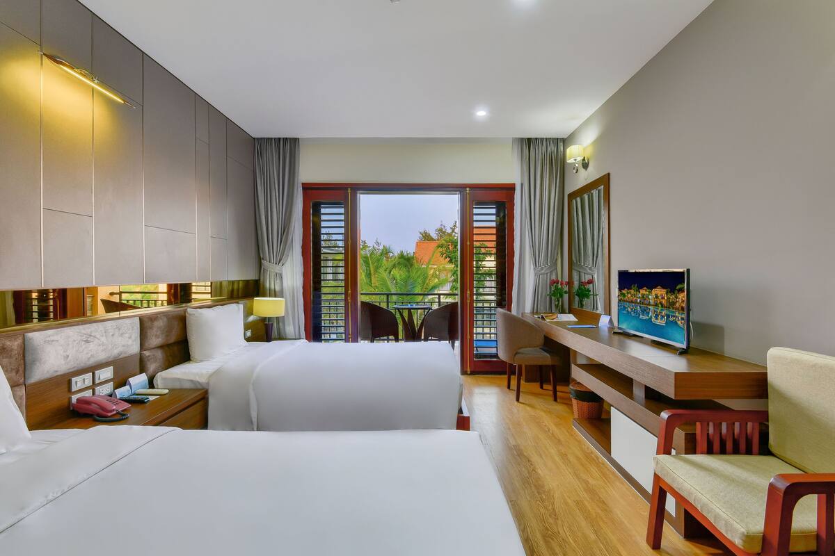 Nệm cao su hoạt tính (memory foam), minibar, két bảo mật tại phòng, bàn 