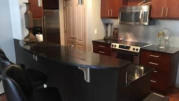 Condo Executive, 2 phòng ngủ, bếp | Bếp riêng | Tủ lạnh, lò vi sóng, dụng cụ pha cà phê/trà