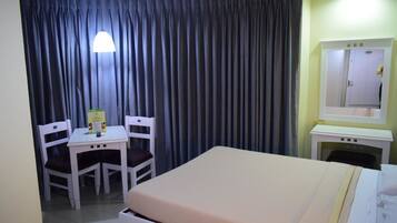 Habitació estàndard | Escriptori i wifi gratuïta