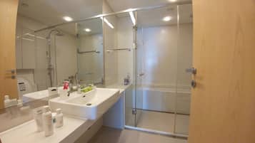 Penthouse (Busan Ocean Penthouse) | Bathroom | Shower, towels