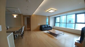 Un saló modern amb un sofà, una taula de centre i una zona de menjador.