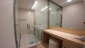 Penthouse (Busan Ocean Penthouse) | Kamar mandi | Shower dan handuk