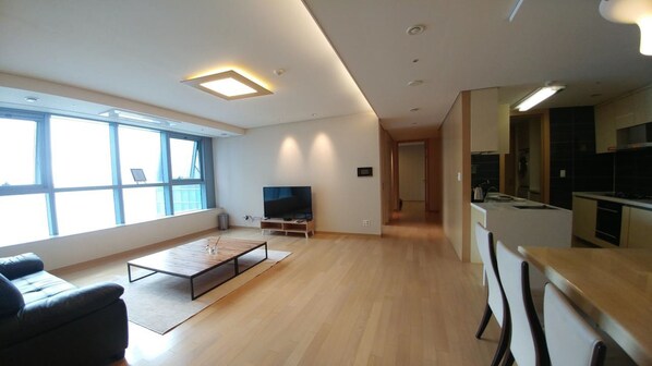 Penthouse (Busan Ocean Penthouse) | Ruang keluarga | TV