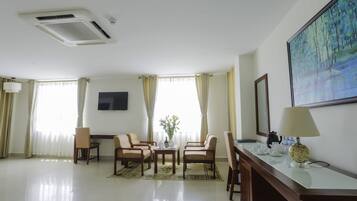 VIP Room | Minibar, két bảo mật tại phòng, bàn, phòng cách âm