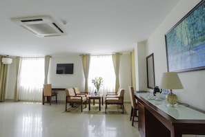 VIP Room | Minibar, két bảo mật tại phòng, bàn, phòng cách âm