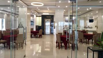 2 nhà hàng, phục vụ bữa sáng, bữa trưa, món địa phương và quốc tế