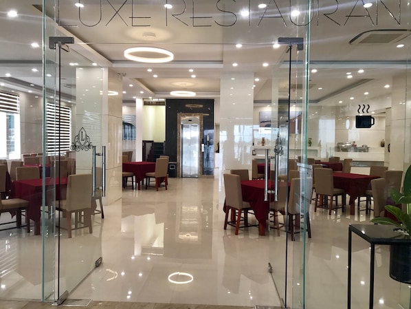 2 nhà hàng, phục vụ bữa sáng, bữa trưa, món địa phương và quốc tế