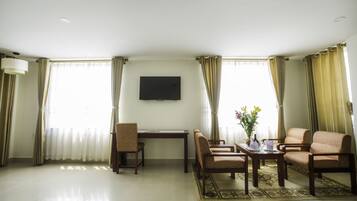 VIP Room | Minibar, két bảo mật tại phòng, bàn, phòng cách âm