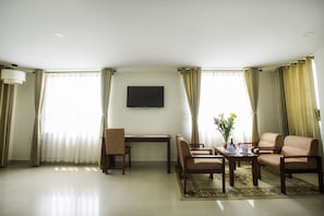 VIP Room | Minibar, két bảo mật tại phòng, bàn, phòng cách âm