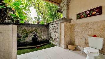 Superior Garden Tea House | Bathroom | Combined shower/bathtub, rainfall showerhead, free toiletries