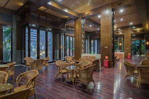 Lobby lounge
