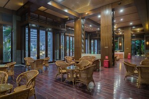 2 nhà hàng; phục vụ bữa sáng, bữa trưa và bữa tối