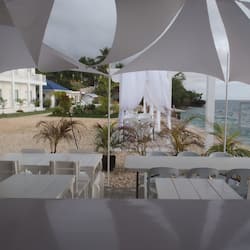 Petit déjeuner, déjeuner et dîner servis sur place, vue sur la mer