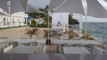 Serviço de café da manhã, local e internacional, vistas para o mar