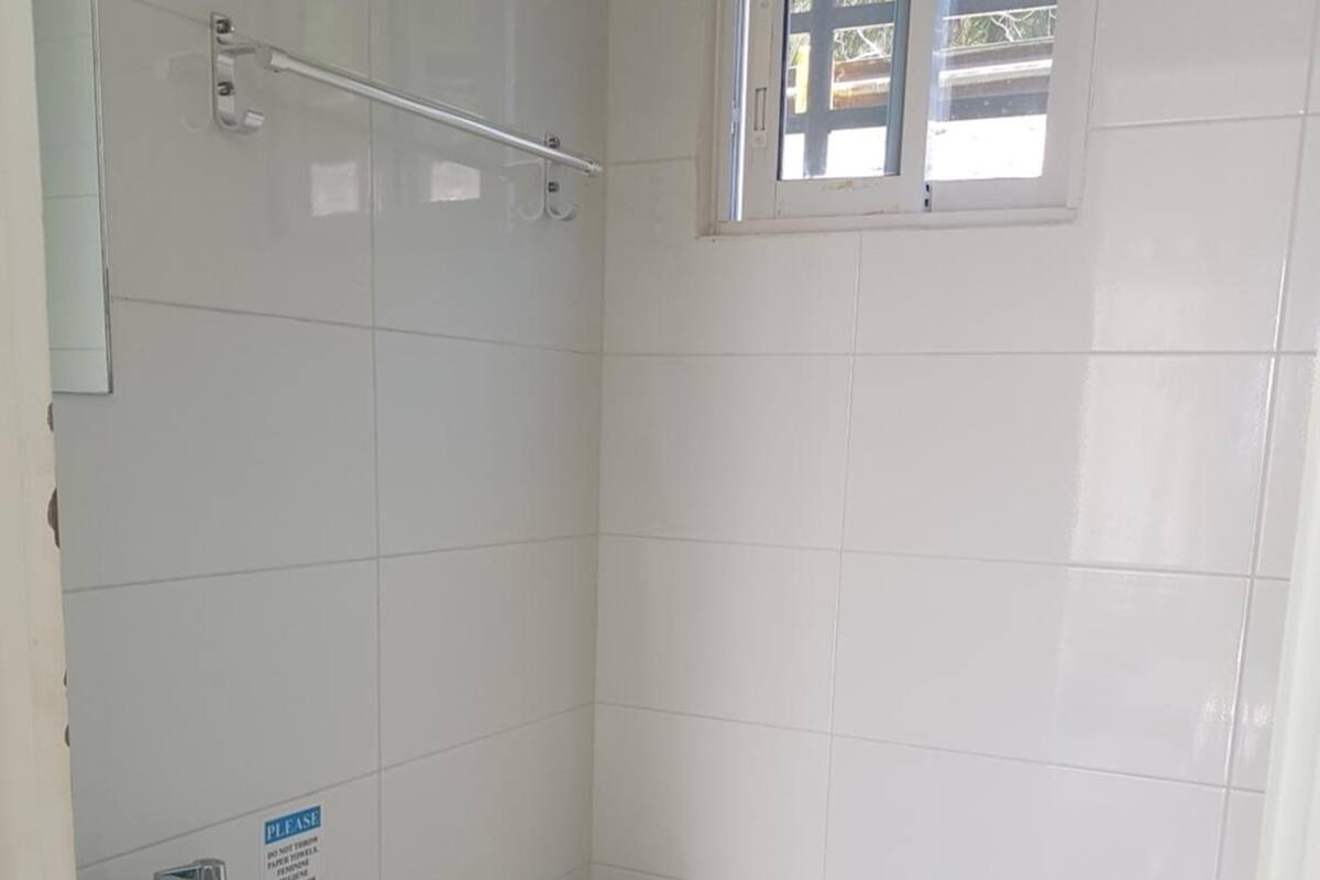 shower, free toiletries, towels